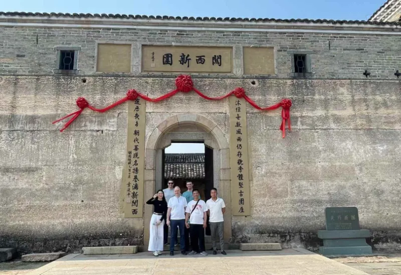 Zaken smeden, vriendschap smeden: Yanming Metal Etching Factory verdiept de samenwerking met buitenlandse klanten
